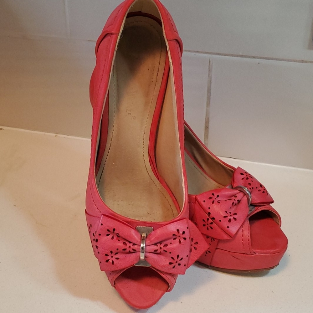 Retro vintage vibes Bow detail stilettos